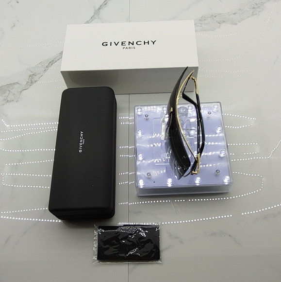 COPY - Givenchy Shield Sunglasses - Picture 4 of 7